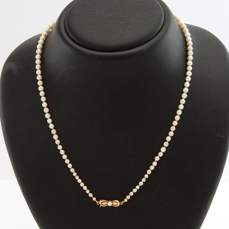 Pearl necklace, cultured pearls, clasp in 18k gold.