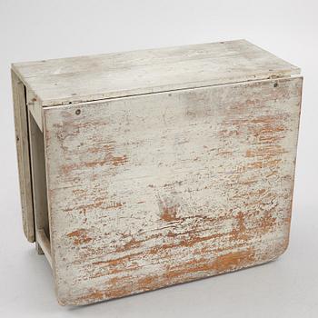 A gate-leg table, 19th century.