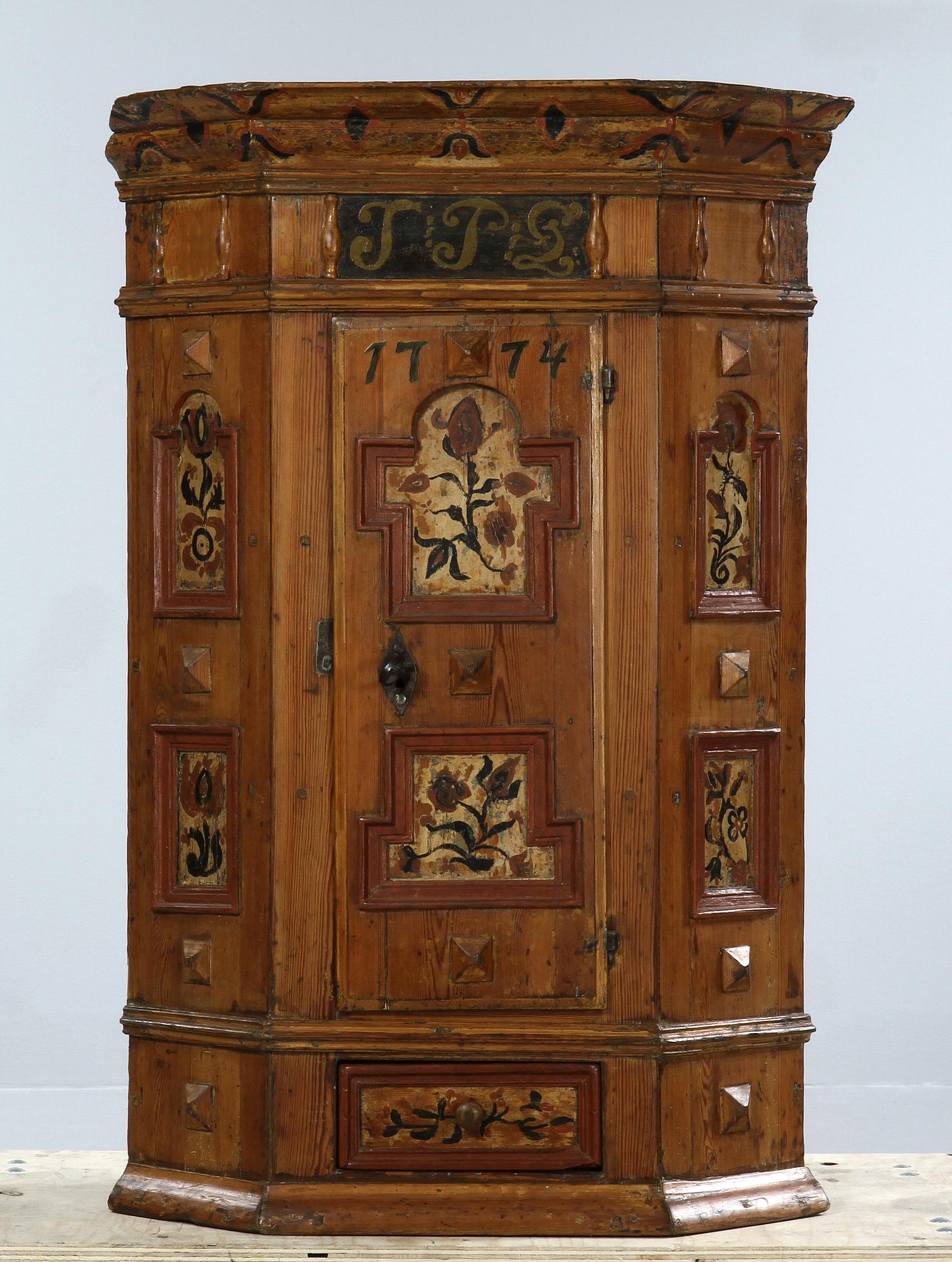 HÖRNSKÅP, allmoge, 1700/1800-tal.