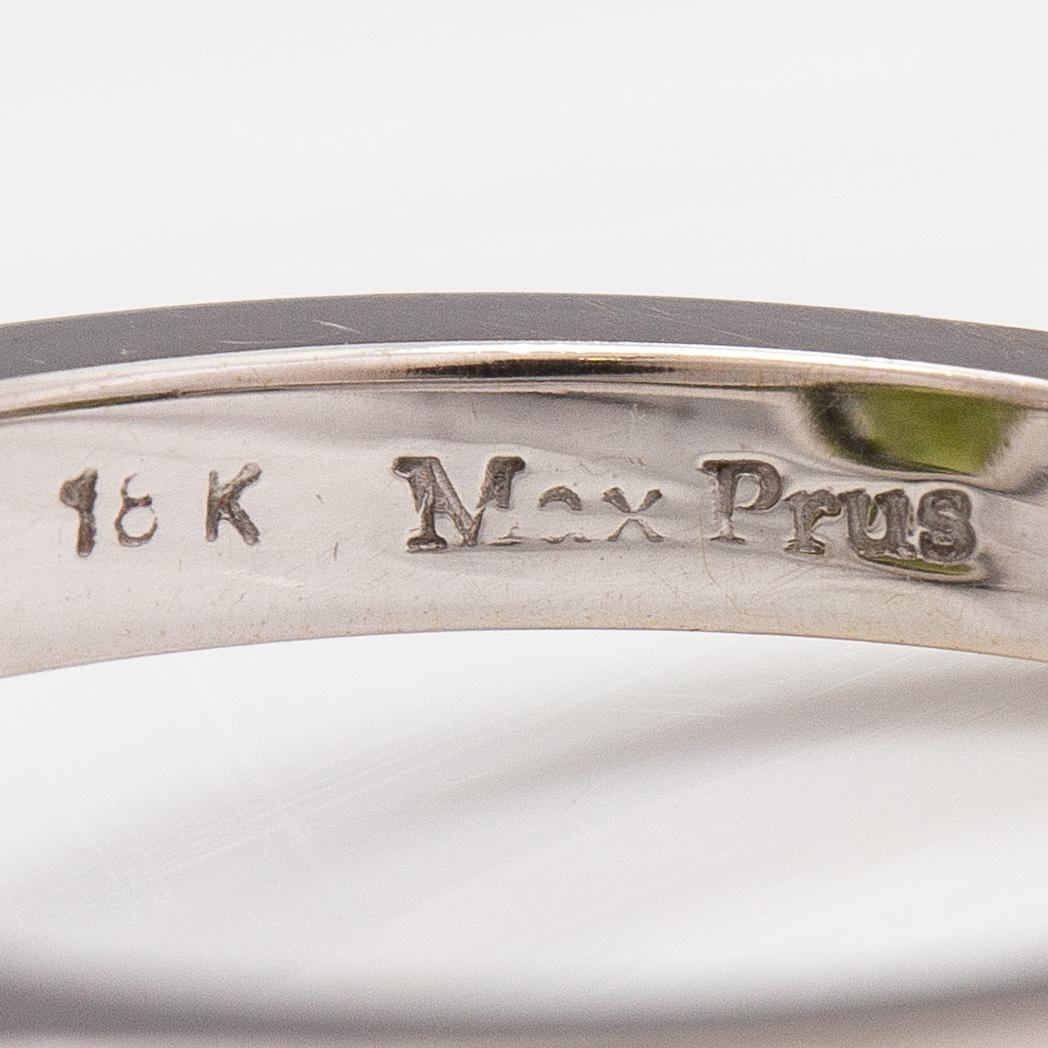 Max Prus, sormus, 18K valkokultaa, timantteja n. 0.48 ct yht ja peridootti.