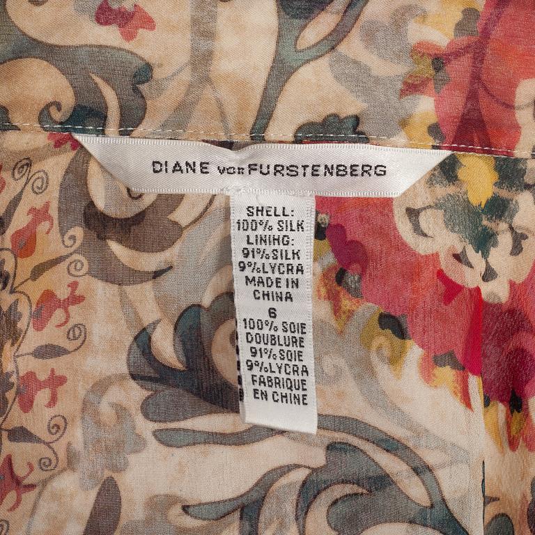 KLÄNNINGAR, 2st, Diane Von Furstenberg samt Etro Milano.