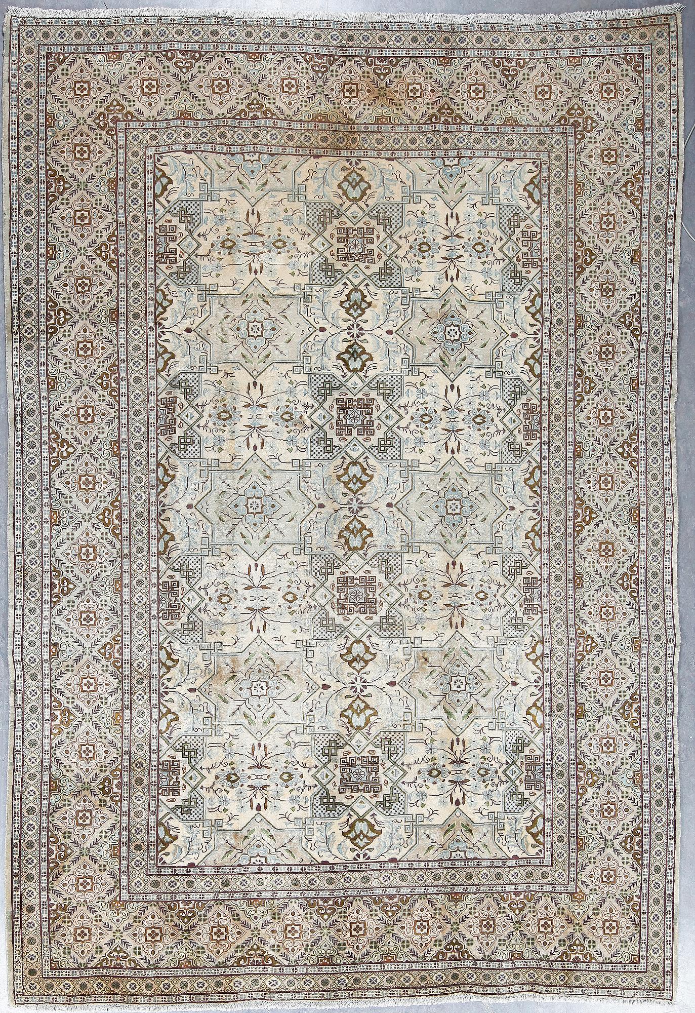 MATTA, Keshan, ca 343x240 cm.