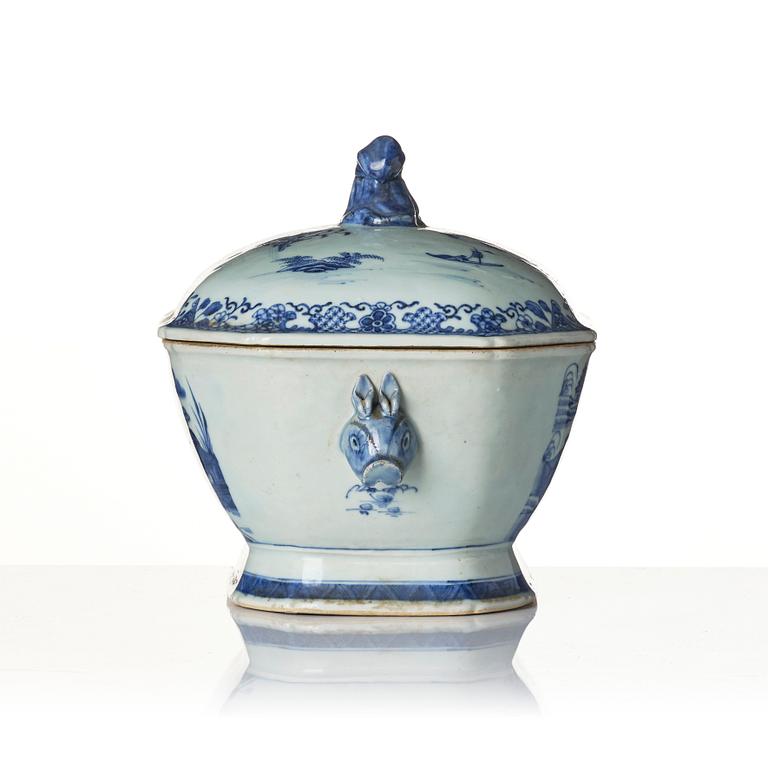A Chinese blue and white porcelain service, 16 pieces, Qing dynasty, Qianlong (1736-95).