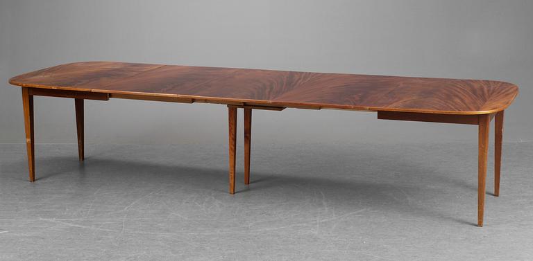 A Josef Frank mahogany dinner table, Svenskt Tenn, model 947.
