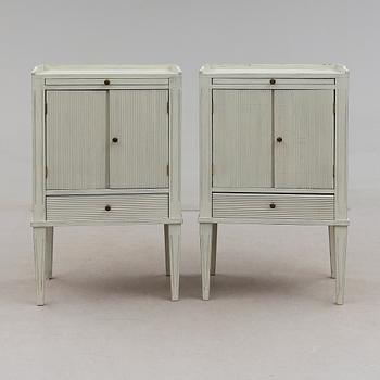 SÄNGBORD, 1 par, gustaviansk stil, 1900-talets andra hälft.