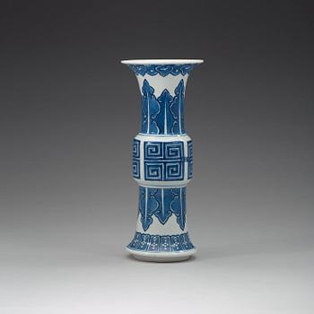 A blue and white Gu shaped vase, late Qing dynasty (1644-1912).