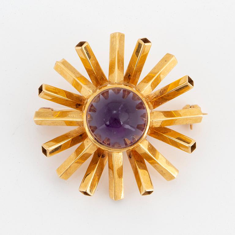 An 18K gold and cabochon-cut amethyst brooch by Engelbert.