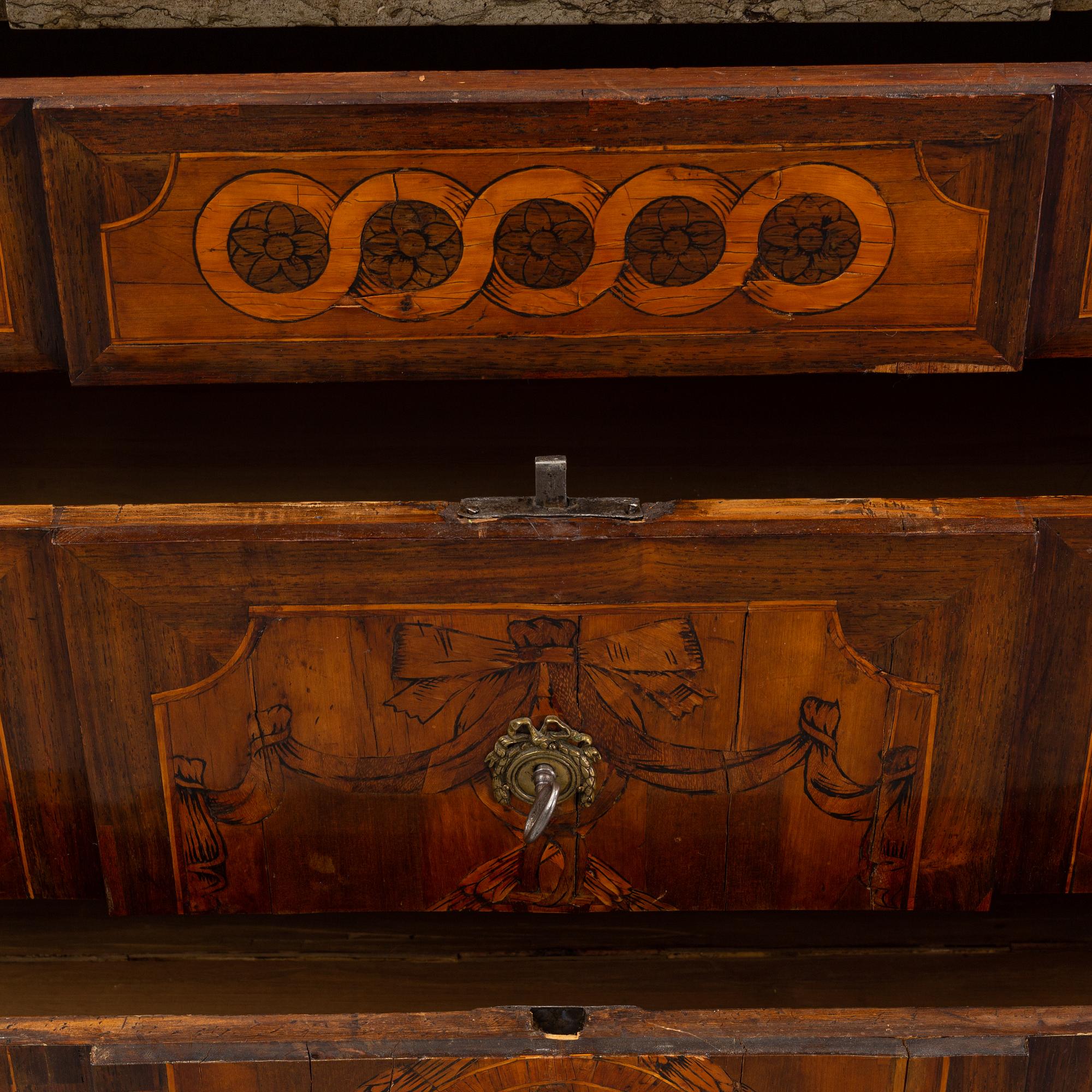 Jonas Hultsten, A Gustavian chest of drawers in the manner of Jonas Hultsten.