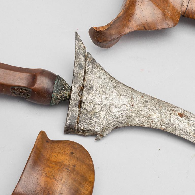 TWO INDONESIAN / SOUTHEASTASIAN DAGGERS, KRISES / KERISES.