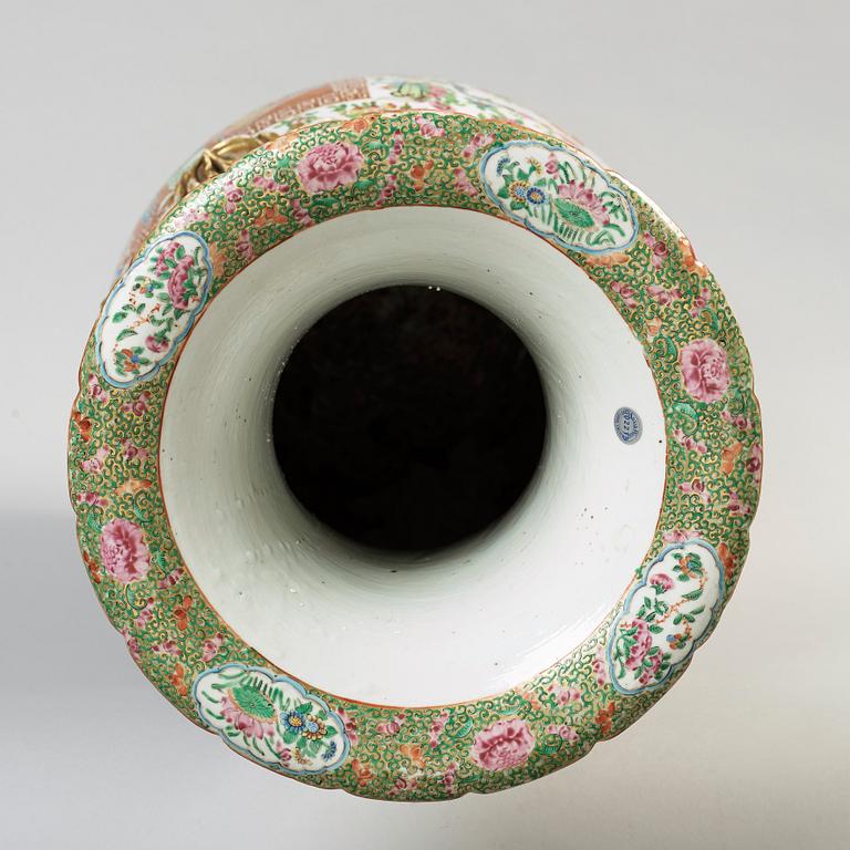 URNA, porslin. Qing dynastin, Kanton, 1800-tal.