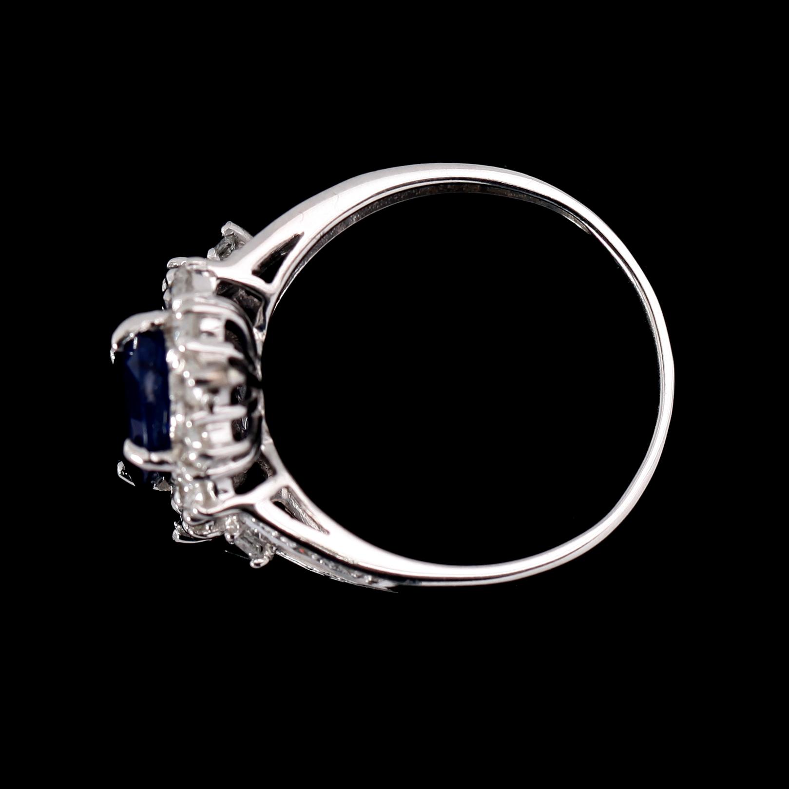 RING, 14 k vitguld, safir, briljantslipade diamanter.