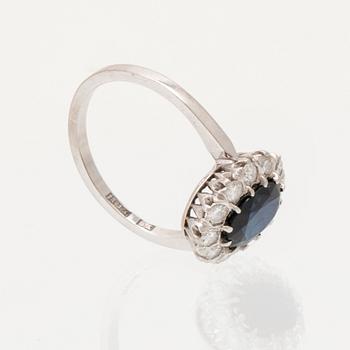 Ring 18K vitguld med oval fasetterad safir samt runda briljantslipade diamanter, Carl Hoff Helsingborg 1973.