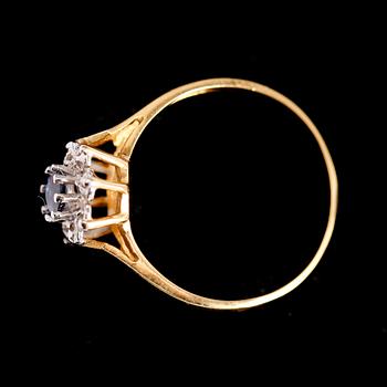 RING, 18 k guld/vitguld, safir samt diamanter.