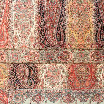 A shawl with paisley patterns, wool, ca 296 x 140,5 cm, 19th century.