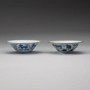 312. A pair of blue and white bowls, Transition 17th Century.