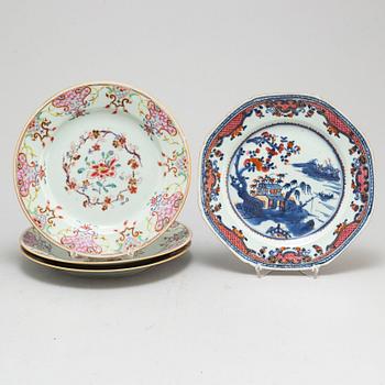 Four (3+1)  famille rose and blue and white export plates, Qing dynasty, Qianlong (1736-95).