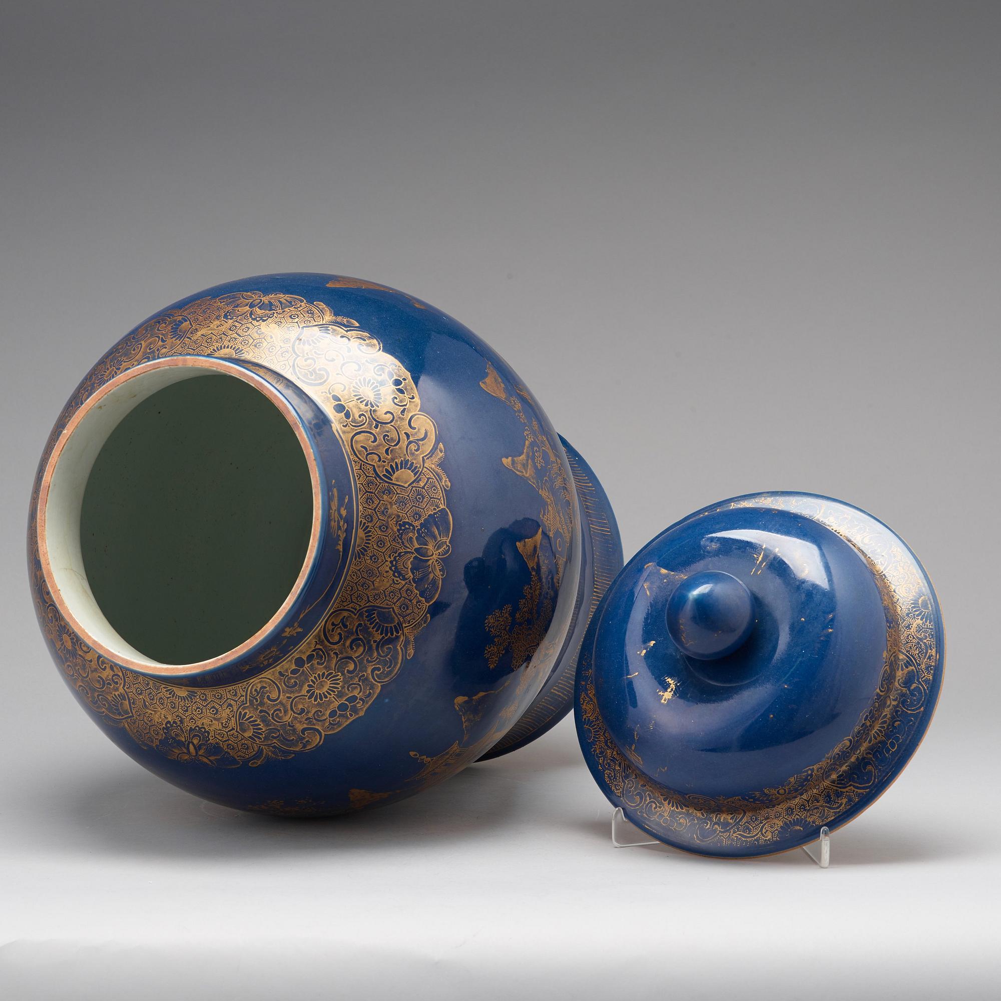 PRAKTURNA med LOCK, porslin. Qingdynastin, Qianlong (1736-95).