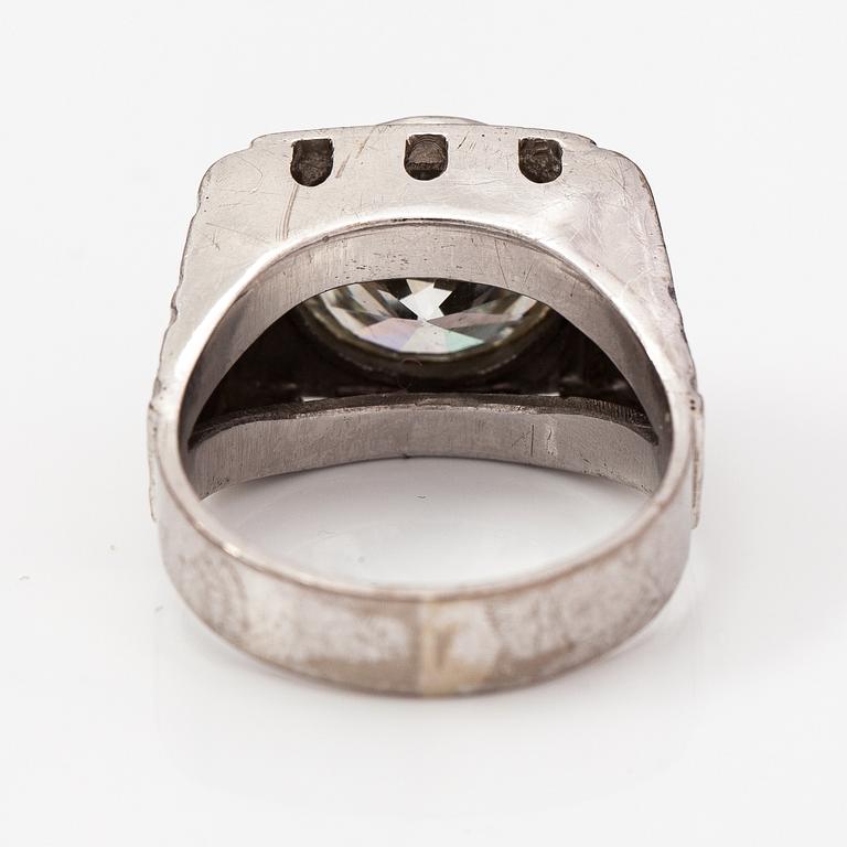 Ring, 18K vitguld, diamant ca 4.60 ct. Kaino Ura, Salo 1976.