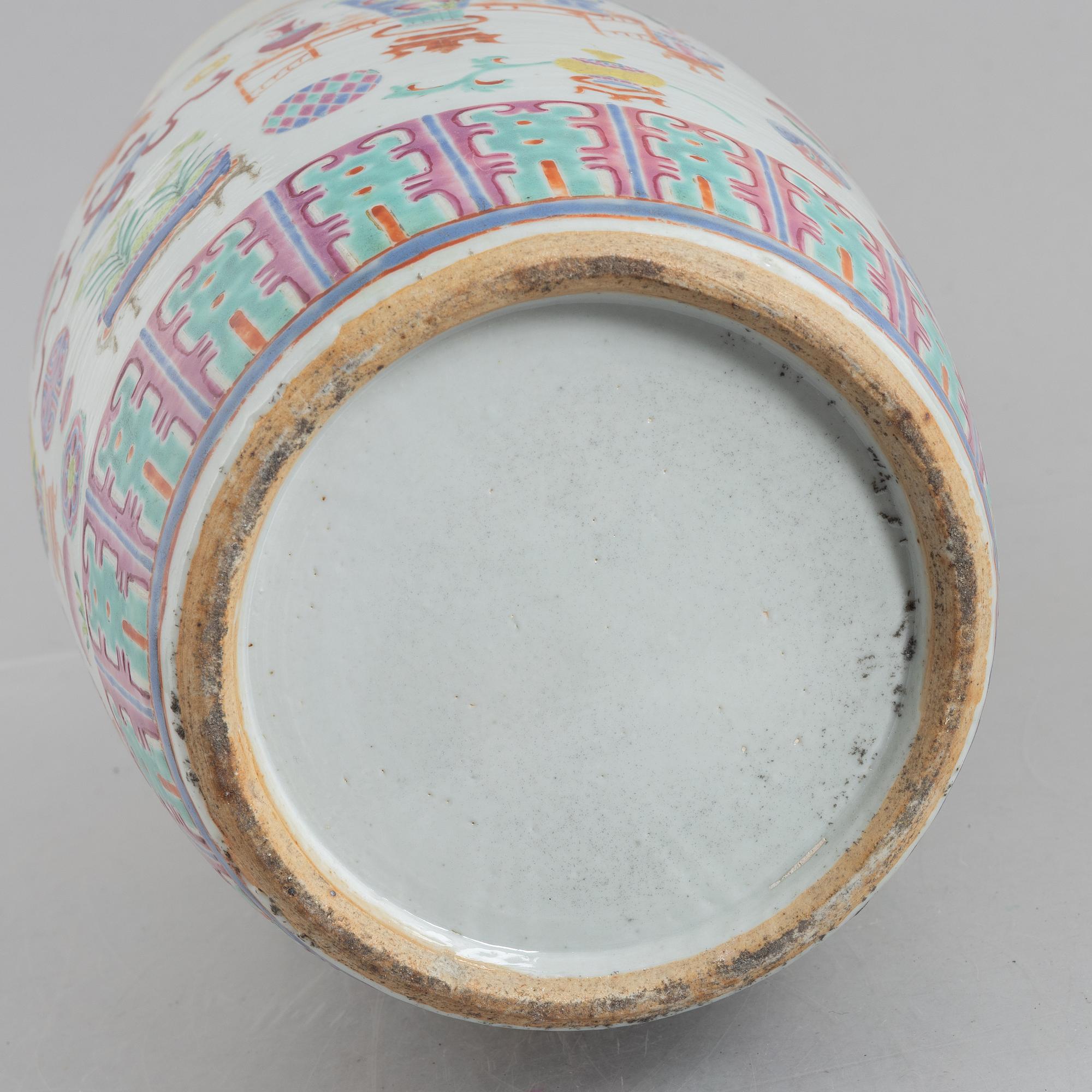 A Chinese porcelain vase, late Qing dynasty.