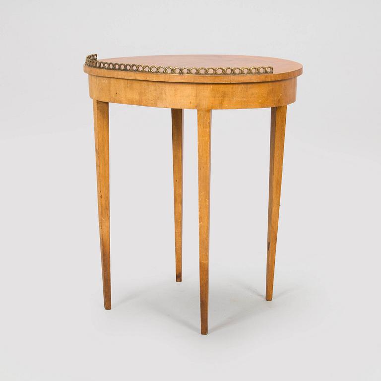 Sidobord/ lampbord, 1900-talets början.