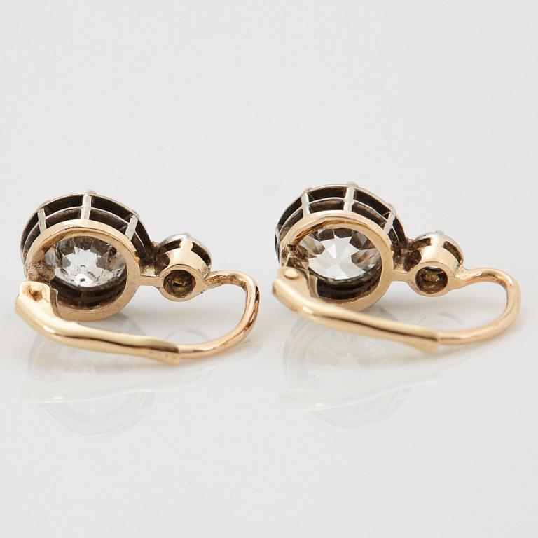 A pair of 14K gold earrings set with old-cut diamonds with a total weight of ca 2.50 cts.