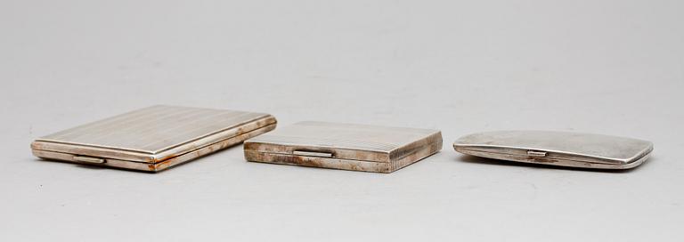 CIGARETTETUIN, 3 st, silver. Vikt ca 253 g.