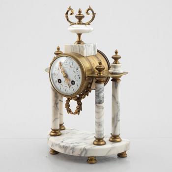 A mantle clock with two decorative urns, France, end of the 19th century.