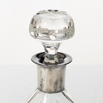 Karaffer, 2 st, Tyskland, varav en med montering i silver, 1900-tal.