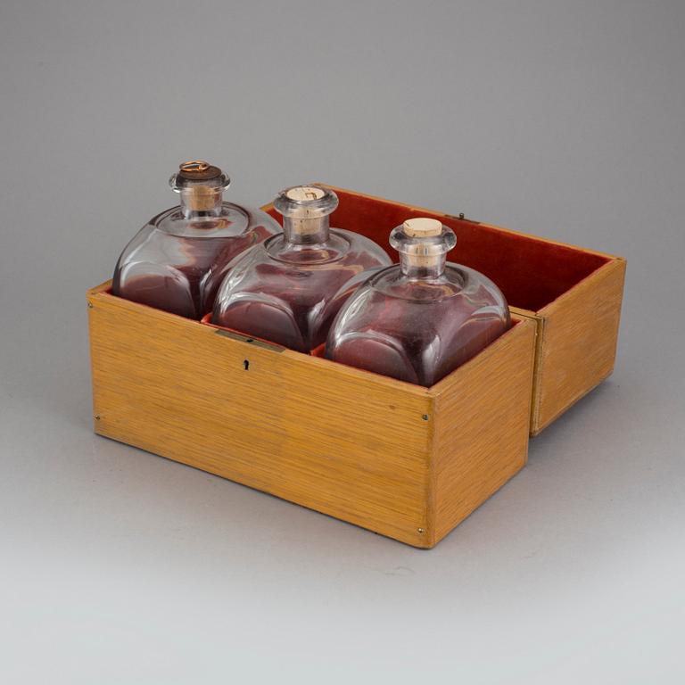 SCHATULL med FLASKOR, 1900-talets andra hälft.