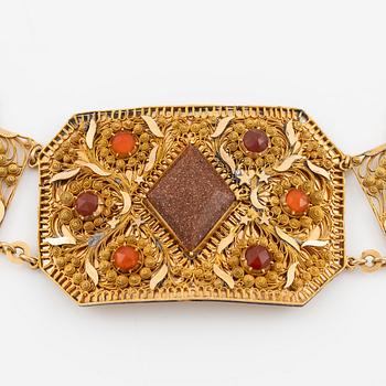 Collier,  18K guld med glasfluss och karneol, filigran, Stockholm år 1800.