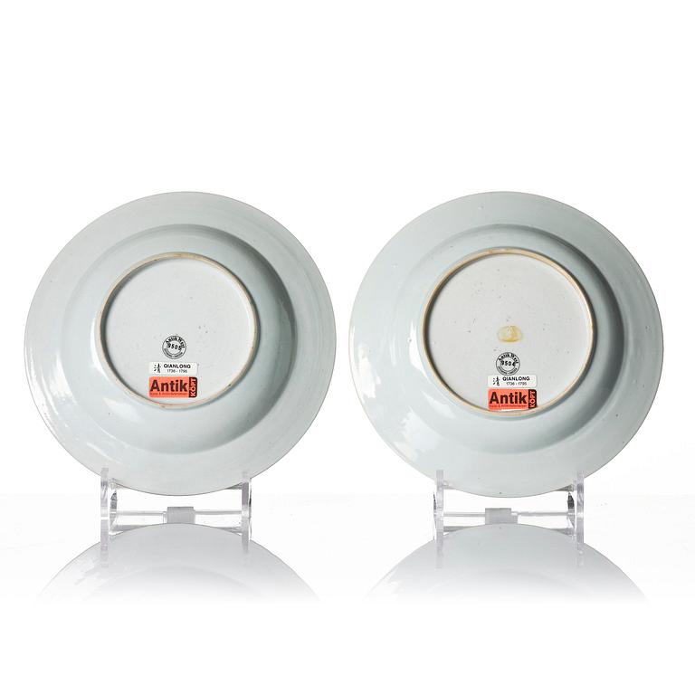 A Qianlong blue and white charger and a pair of famille rose dishes.