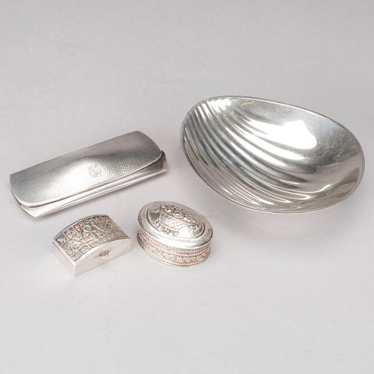 SILVERFÖREMÅL, 4 st, bl a Tapio Wirkkala och Oskar Lindroos, Helsingfors. Totalvikt 188 g.