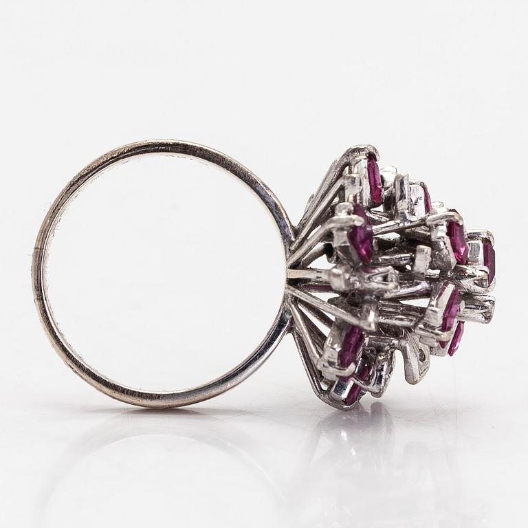 Ring, 18K vitguld med rubiner ca 2.4 ct och åttkantsslipade diamanter.