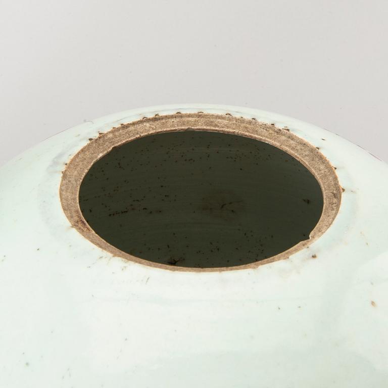 A set of two Chinese porcelain urns first half of the 20th century.
