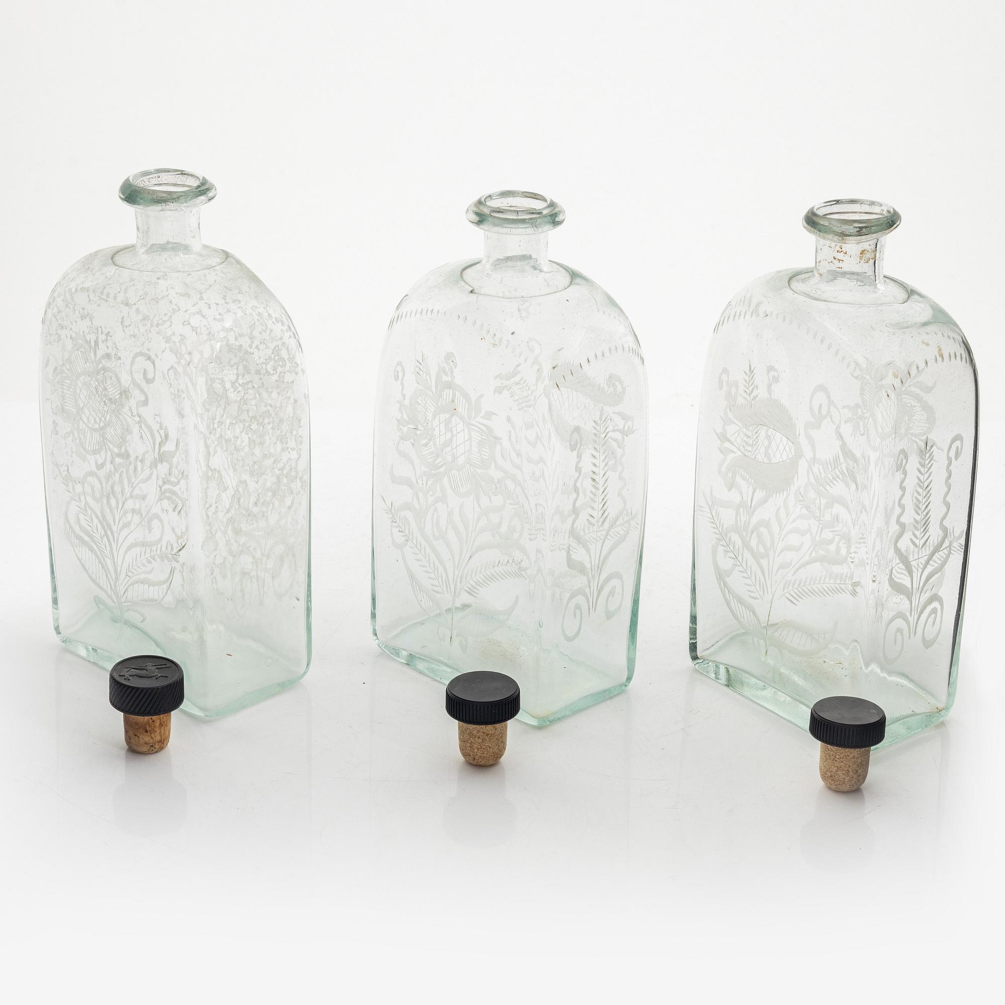 Brännvinsflaskor, 3 st, i schatull, Cederbergs Glasbruk, 1800-talets första hälft.