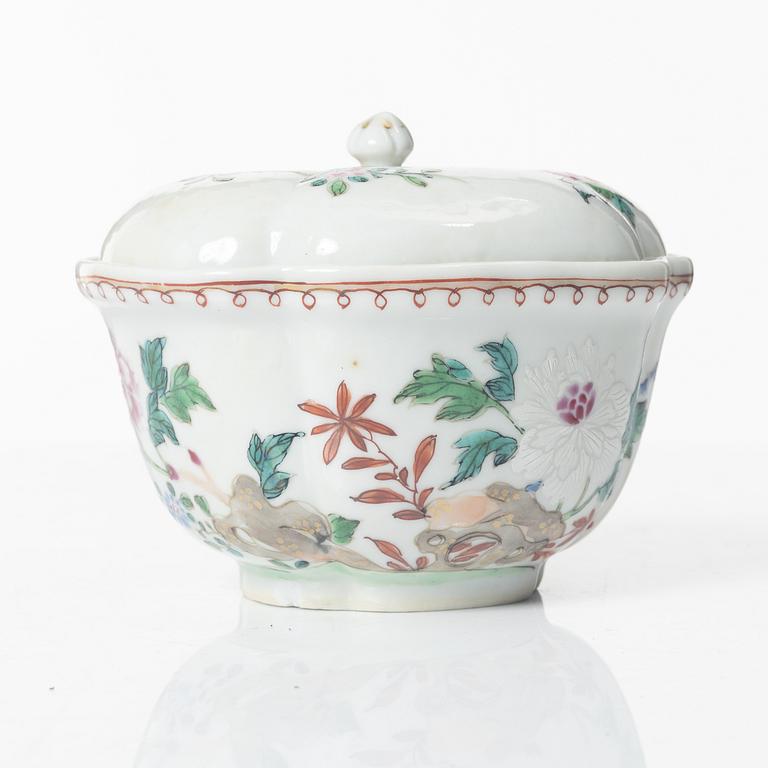 A Chinese famille rose ewer, a a cup with cover, a cup with saucer, a box and a censer, Qing dynasty, 18th and 19th cent.