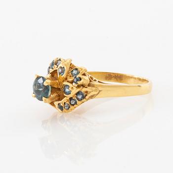Ring 18K guld med fasetterade safirer.