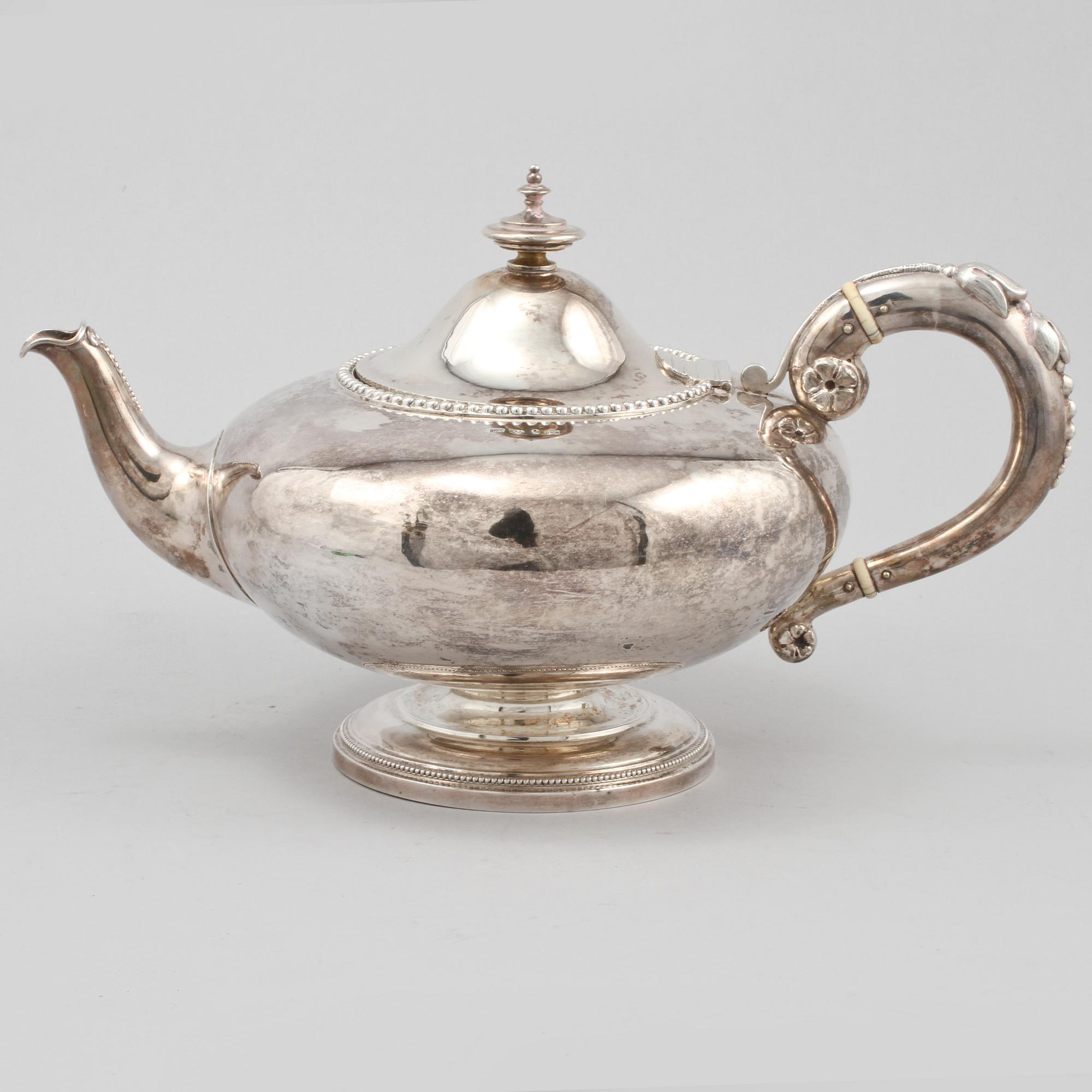 TEKANNA, silver, Gustaf Möllenborg, Stockholm, 1879, vikt 660 gram.