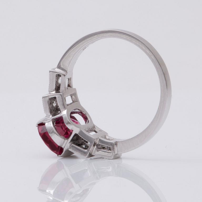 Ring with an unheated ruby, 3.56 cts, and brilliant-cut diamonds. Certificate from GCS.