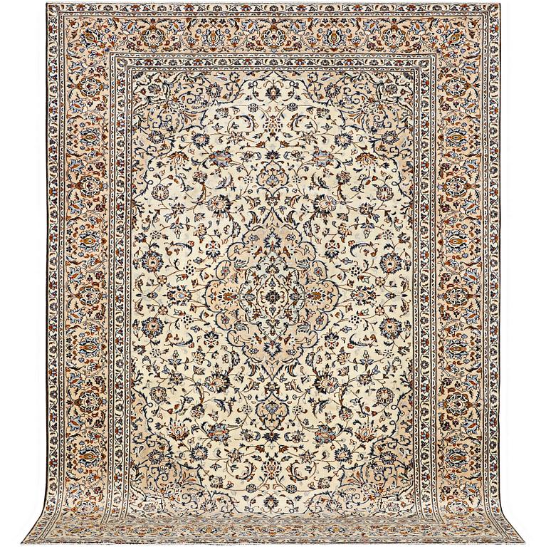 A Kashan carpet, c. 346 x 250 cm.