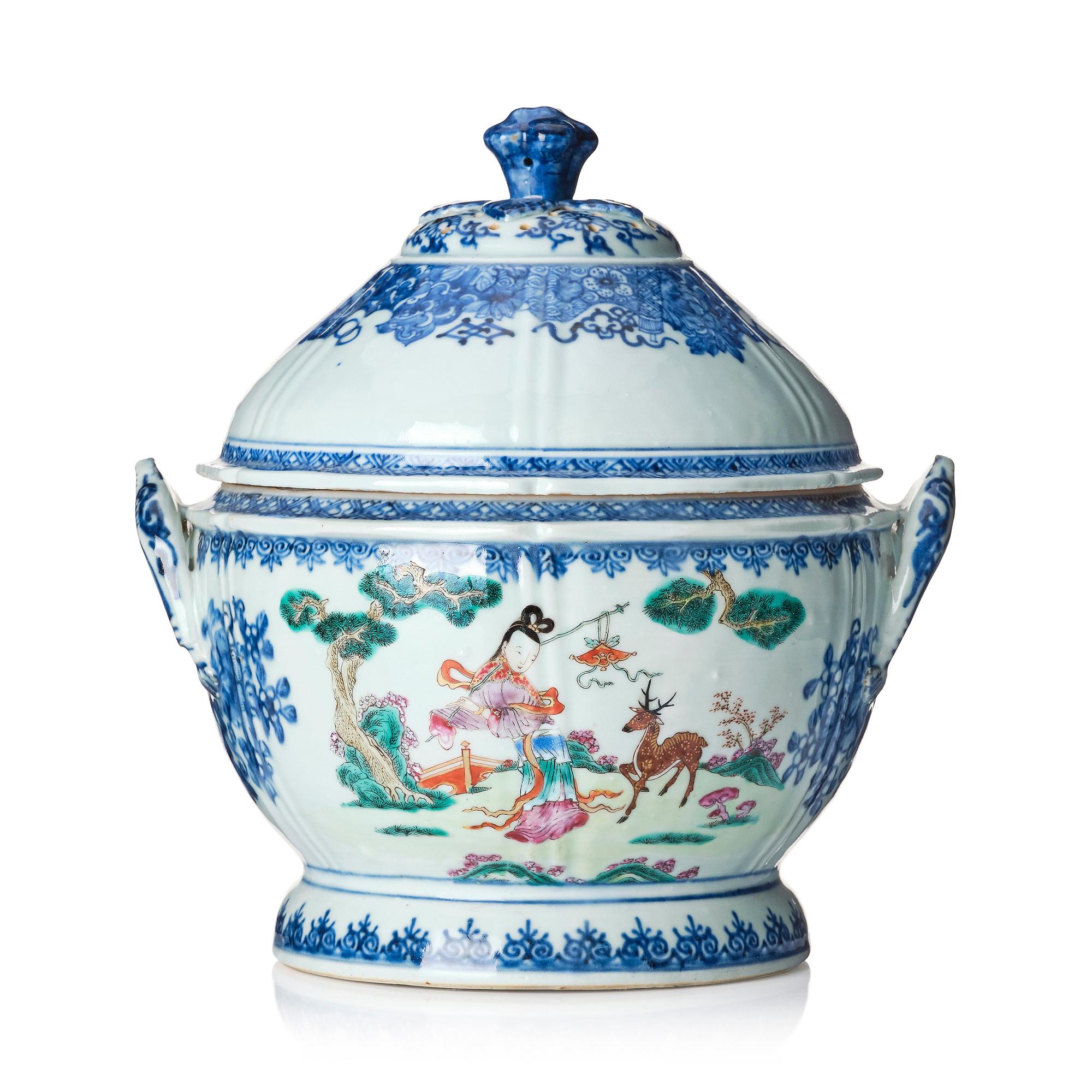 Terrin med lock, porslin. Qingdynastin, Qianlong (1736-95).