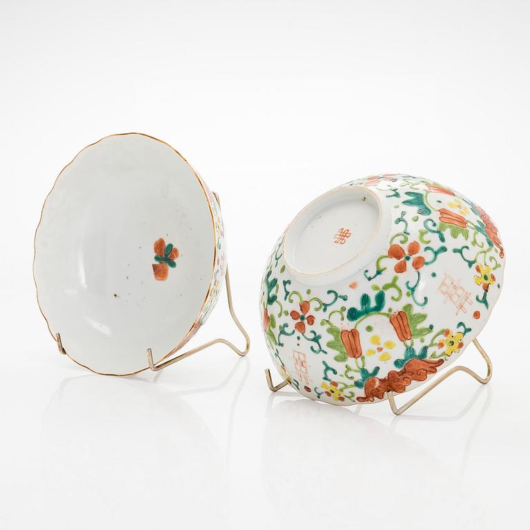 A set of five Chinese porcelain bowls, early 20th century.