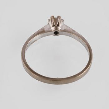 RING, 18K vitguld med briljantslipad diamant 0.10 ct, Iduna, Varberg. Vikt 2,9 gram.