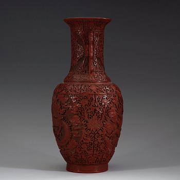 VAS, lack. Sen Qing Dynasti (1644-1912) med Qianlongs märke.