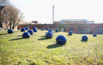 86. An Ulla & Gustav Kraitz set of three stoneware spheres, Fogdarp, Förlövsholm.