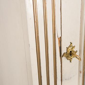 KLÄDSKÅP, gustaviansk stil, 1900-talets första hälft.