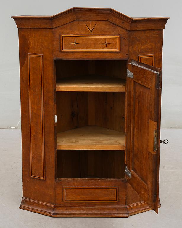 HÖRNHÄNGSKÅP, 1800-talets första hälft.