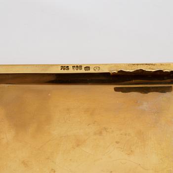 An 18K gold cigarette box.