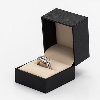 Ring, 14K vitguld och diamanter ca 1.50 ct tot. Med certifikat.