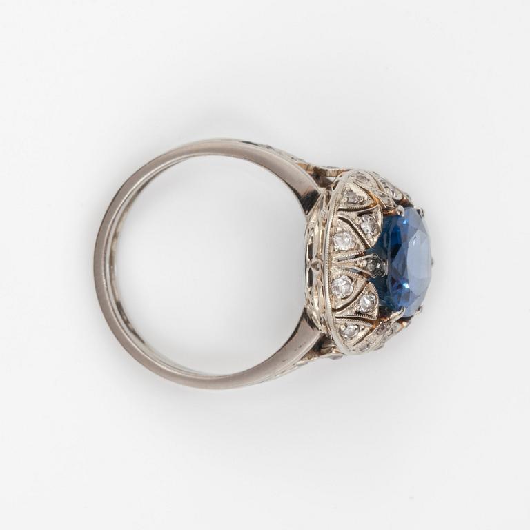 RING med diamanter samt ceylonsafir ca 9.95 ct samt gammalslipade diamanter totalt ca 0.40 ct.